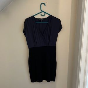 Banana Republic knee length dress in blue/black. Size 6P.